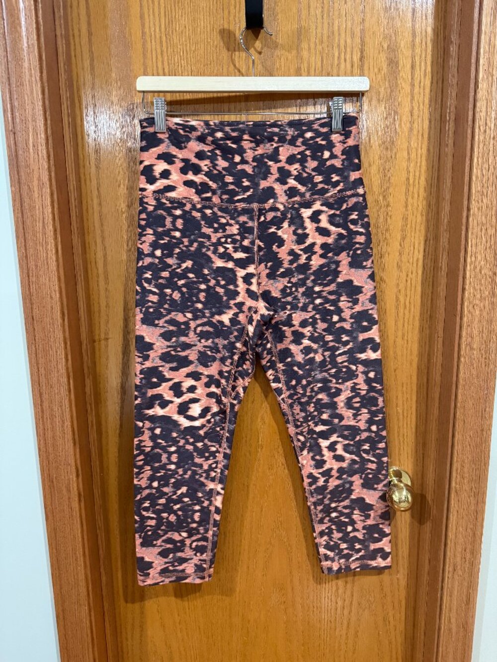 Black Peach Leopard Print Capri Leggings - size M